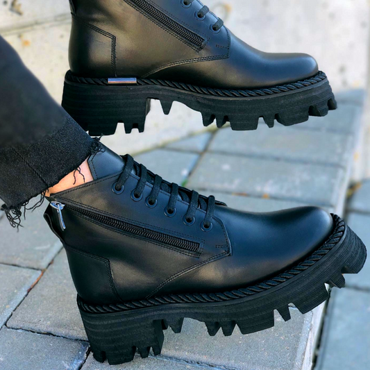 Leather boots on a solid sole (black)