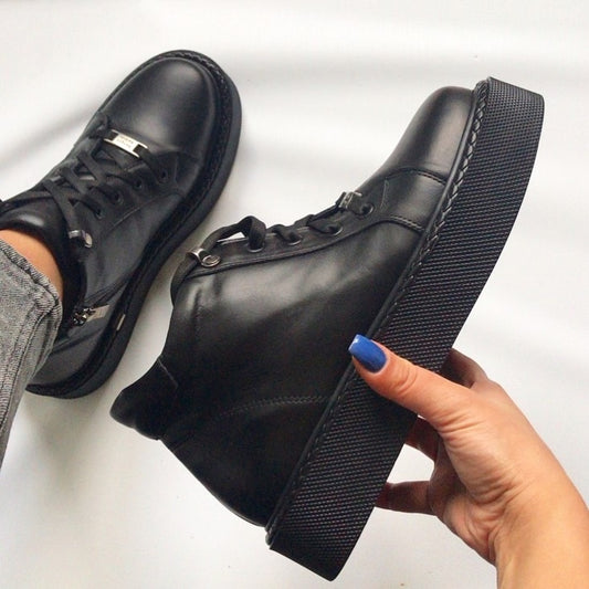 Low lace-up boots with a high sole (black)